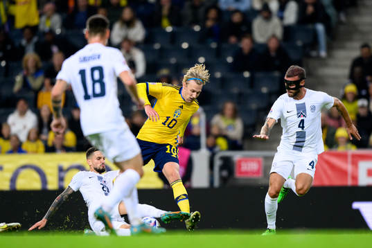 Emil Forsberg of Sweden against Petar Stojanovic and Miha