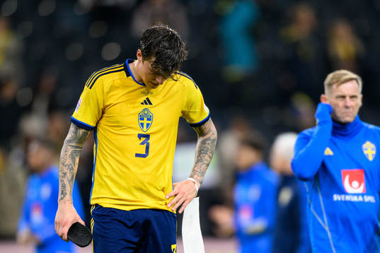 Victor Nilsson Lindelöf of Sweden looks dejected