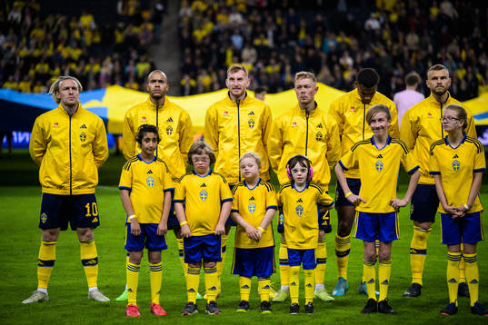 Mascots in front of Emil Forsberg, Robin Quaison, Dejan