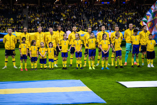 Mascots in front of Emil Forsberg, Robin Quaison, Dejan