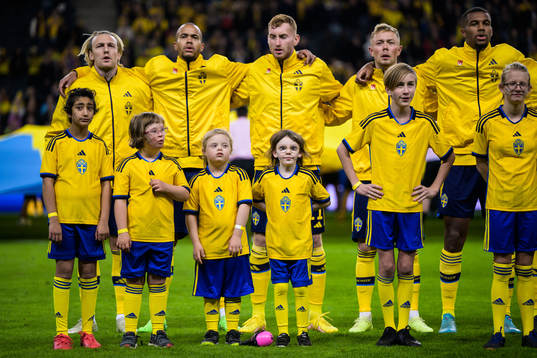 Mascots in front of Emil Forsberg, Robin Quaison, Dejan