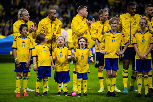 Mascots in front of Emil Forsberg, Robin Quaison, Dejan
