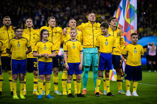 Mascots in front of Jesper Karlström, Kristoffer Olsson,