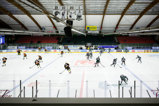Västerås och Tingsryds spelare värmer upp före