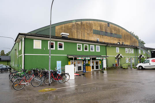 Exteriör vy av Dackehallen före ishockeymatchen i
