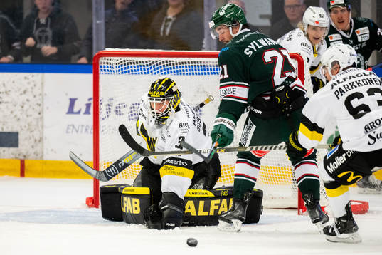 Västerås målvakt Johan Gustafsson och Tingsryds Daniel