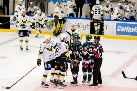 Irriterat mellan Västerås Jimmie Jansson och Mikael