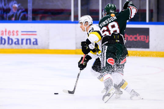 Västerås Sakari  Salminen tacklas av Tingsryds Ludvig