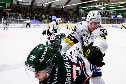 Tingsryds Simon Norberg blir tacklad av Västerås Oliver