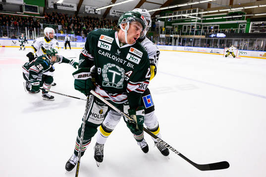 Tingsryds Simon Norberg får en tackling