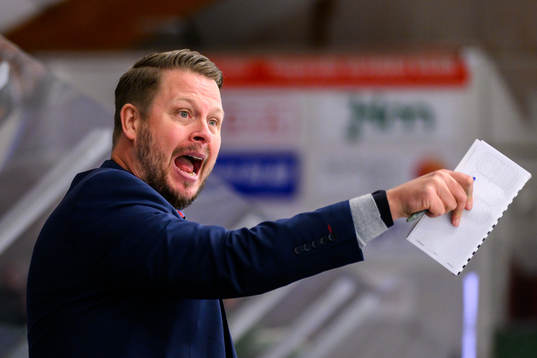 Tingsryds tränare Fredrik Glader skriker