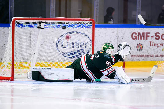 Västerås Mikael Frycklund (ej i bild) gör mål 0-3 bakom