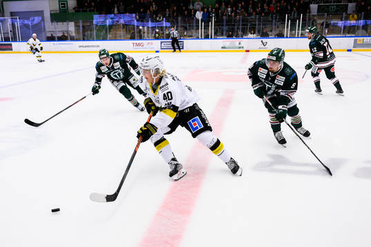 Västerås Isak Skedung mellan Tingsryds Simon Norberg och