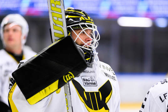 Västerås målvakt Johan Gustafsson jublar