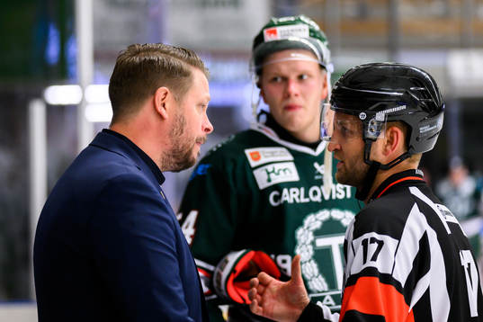 Tingsryds tränare Fredrik Glader pratar med Domare Niklas