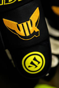 Hockeyhandske med Västerås klubbmärke