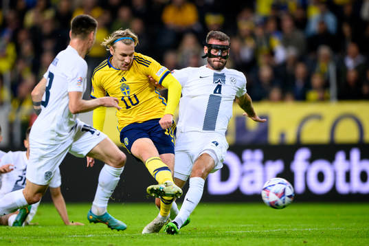 Emil Forsberg of Sweden scores 1-1