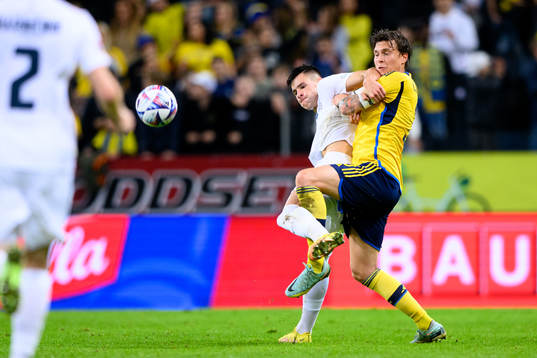 Benjamin Sesko of Slovenia and Victor Nilsson Lindelöf of