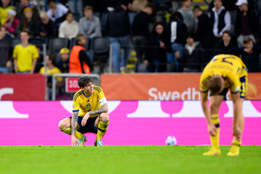 Victor Nilsson Lindelöf of Sweden looks dejected