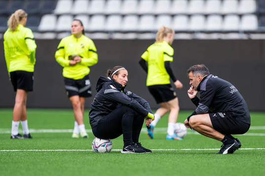 Rosa Kafaji and Head coach Robert Vilahamn