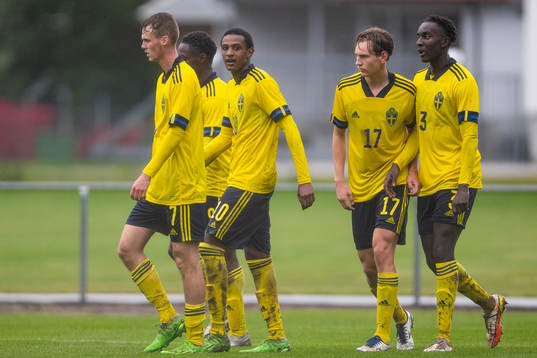 Sveriges Amar Ahmed Fatah jublar med Williot Swedberg,