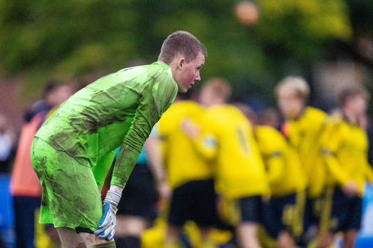 Norges målvakt Magnus Rugland Ree deppar