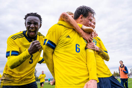 Sveriges Peter Amoran och Hugo Larsson jublar med Wilgot
