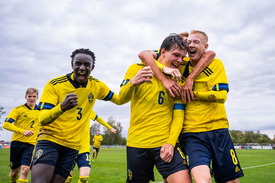 Sveriges Peter Amoran och Hugo Larsson jublar med Wilgot