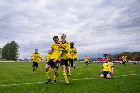 Sveriges Hugo Larsson jublar med Wilgot Marshage som gjort