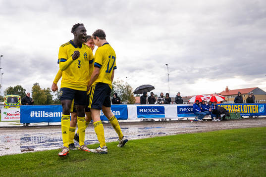 Sveriges Peter Amoran och Fredrik Nissen jublar med Wilgot