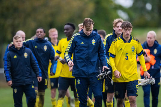 Sveriges målvakt André Picornell och Jonas Rouhi
