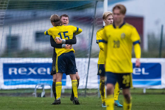 Sveriges målvakt Viktor Andersson och Markus Karlsson