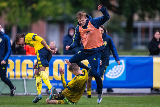 Sveriges Williot Swedberg jublar med Shakur Omar och
