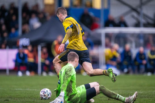 Sveriges Williot Swedberg och Norges målvakt Magnus