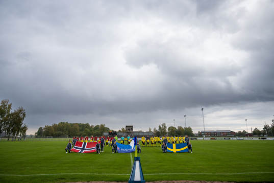 Norges och Sveriges lag vid line up