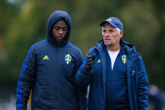 Sveriges Richie Omorowa (till vänster)