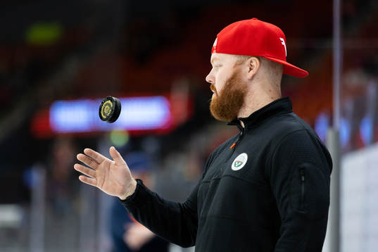 Materialförvaltaren Andy Fagerström innan ishockeymatchen