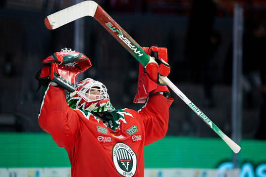 Frölundas målvakt Frederik Dichow jublar