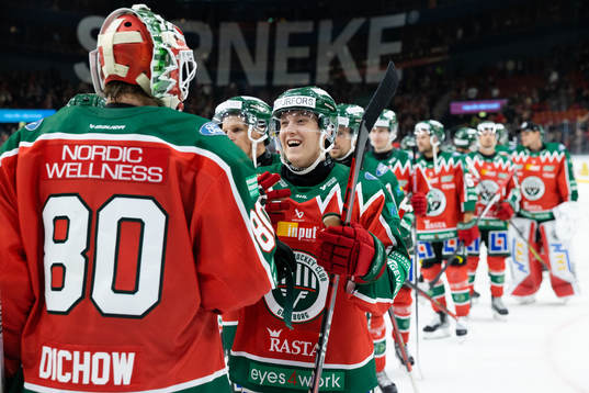 Frölundas målvakt Frederik Dichow och Filip Hasa jublar