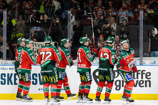 Frölundas spelare jublar och tackar klacken