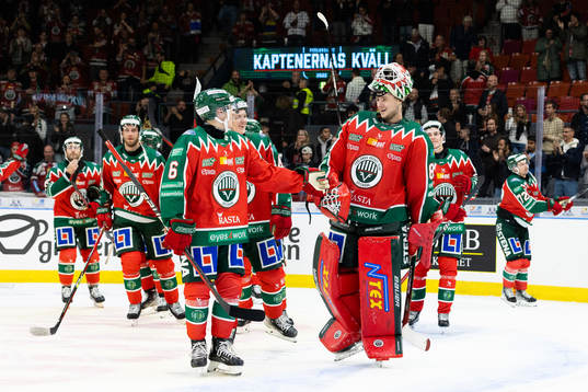 Frölundas Filip Hasa och målvakt Frederik Dichow  jublar
