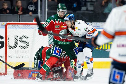Frölundas Petteri Lindbohm håller undan Växjös Manuel