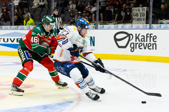 Frölundas Liam Dower Nilsson och Växjös Martin Lundberg