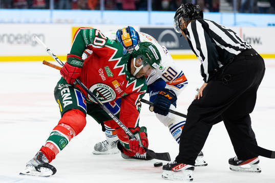 Frölundas Joel Lundqvist tekar mot Växjös Erik Josefsson