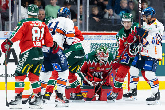 Frölundas målvakt Frederik Dichow med en räddning