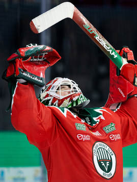 Frölundas målvakt Frederik Dichow jublar