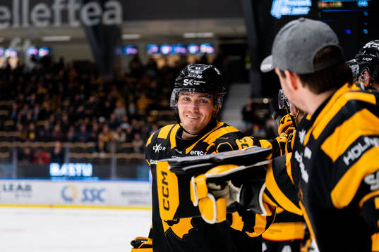 Skellefteås Max Lindholm jublar
