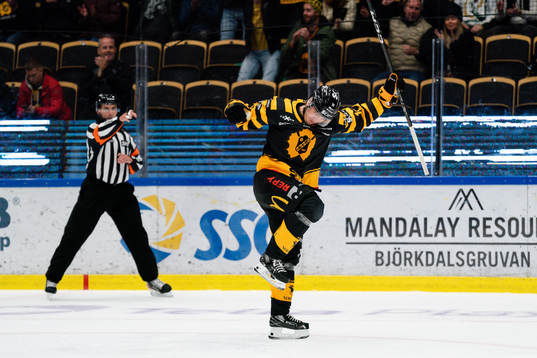 Skellefteås Max Lindholm jublar