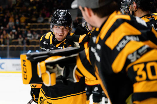 Skellefteås Max Lindholm jublar