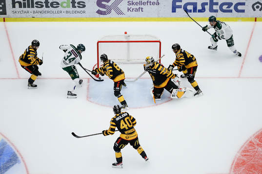 Skellefteås målvakt Linus Söderström  räddar ett skott